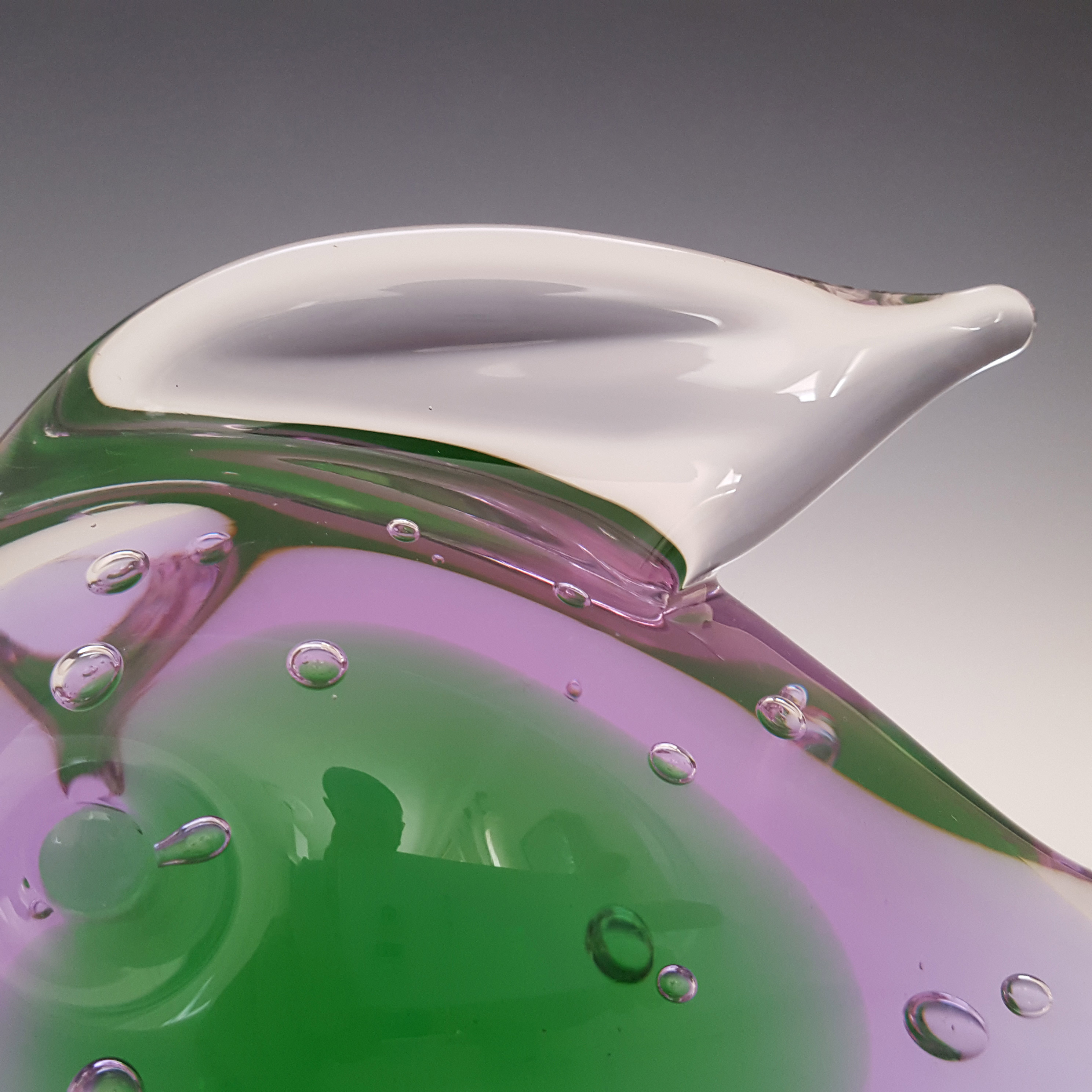 FM Konstglas / Ronneby Neodymium Lilac & Green Glass Fish - Click Image to Close