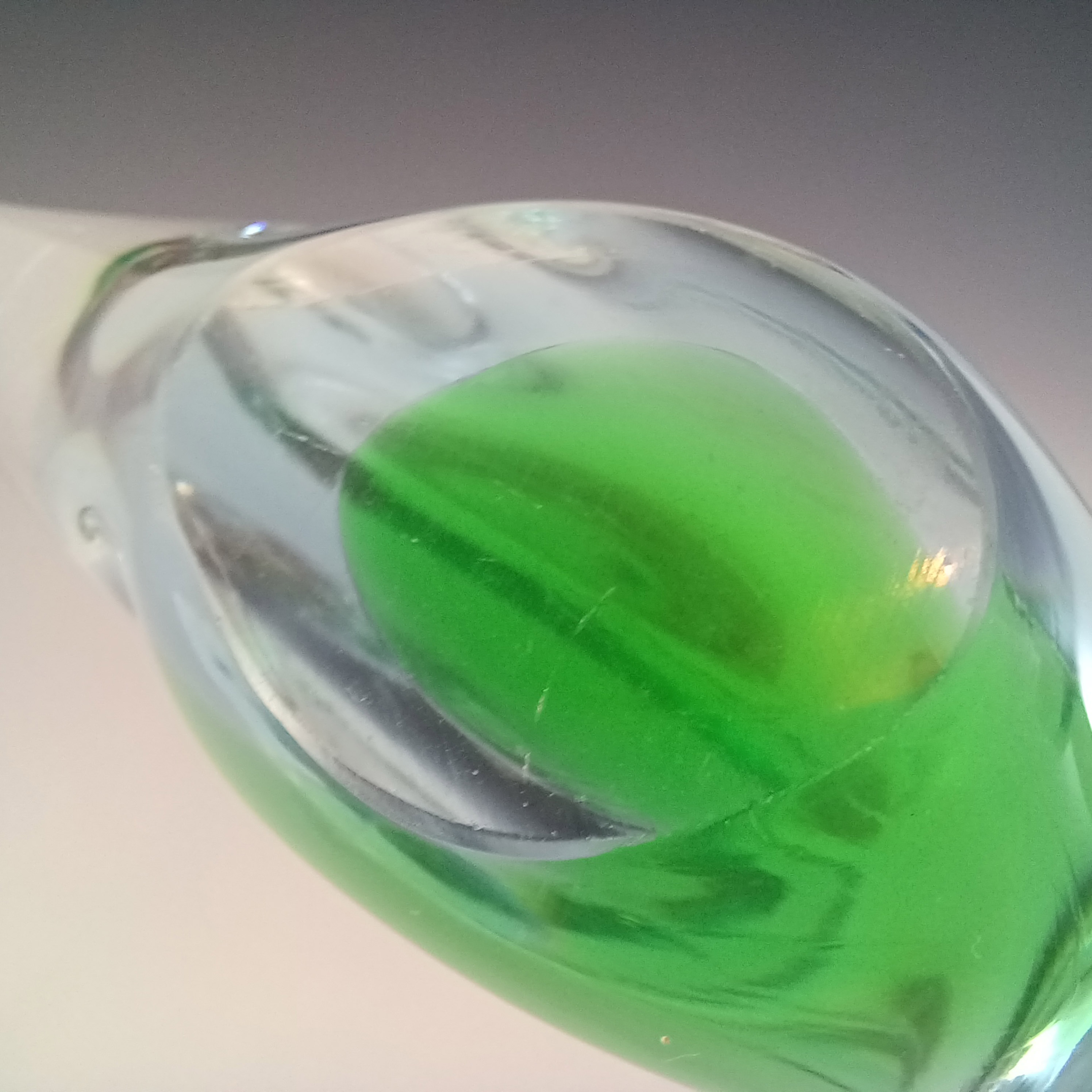 FM Konstglas Neodymium Green & Lilac / Blue Glass Fish B852 - Click Image to Close