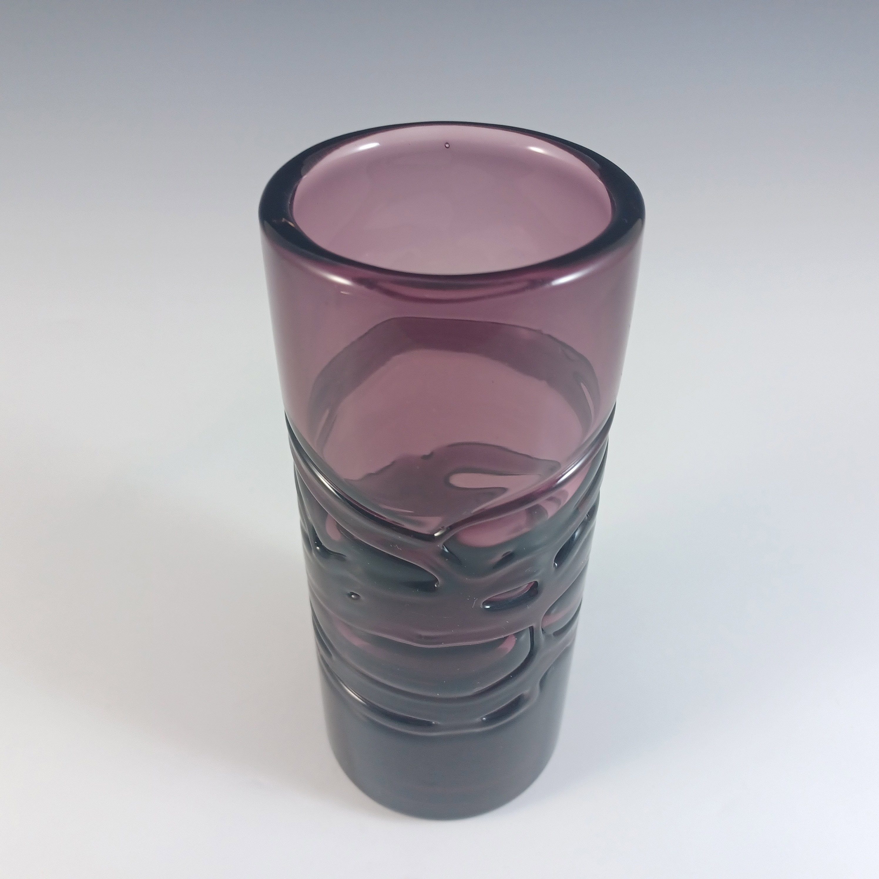 Whitefriars #9802 Baxter Aubergine Glass Random Strapped Vase - Click Image to Close
