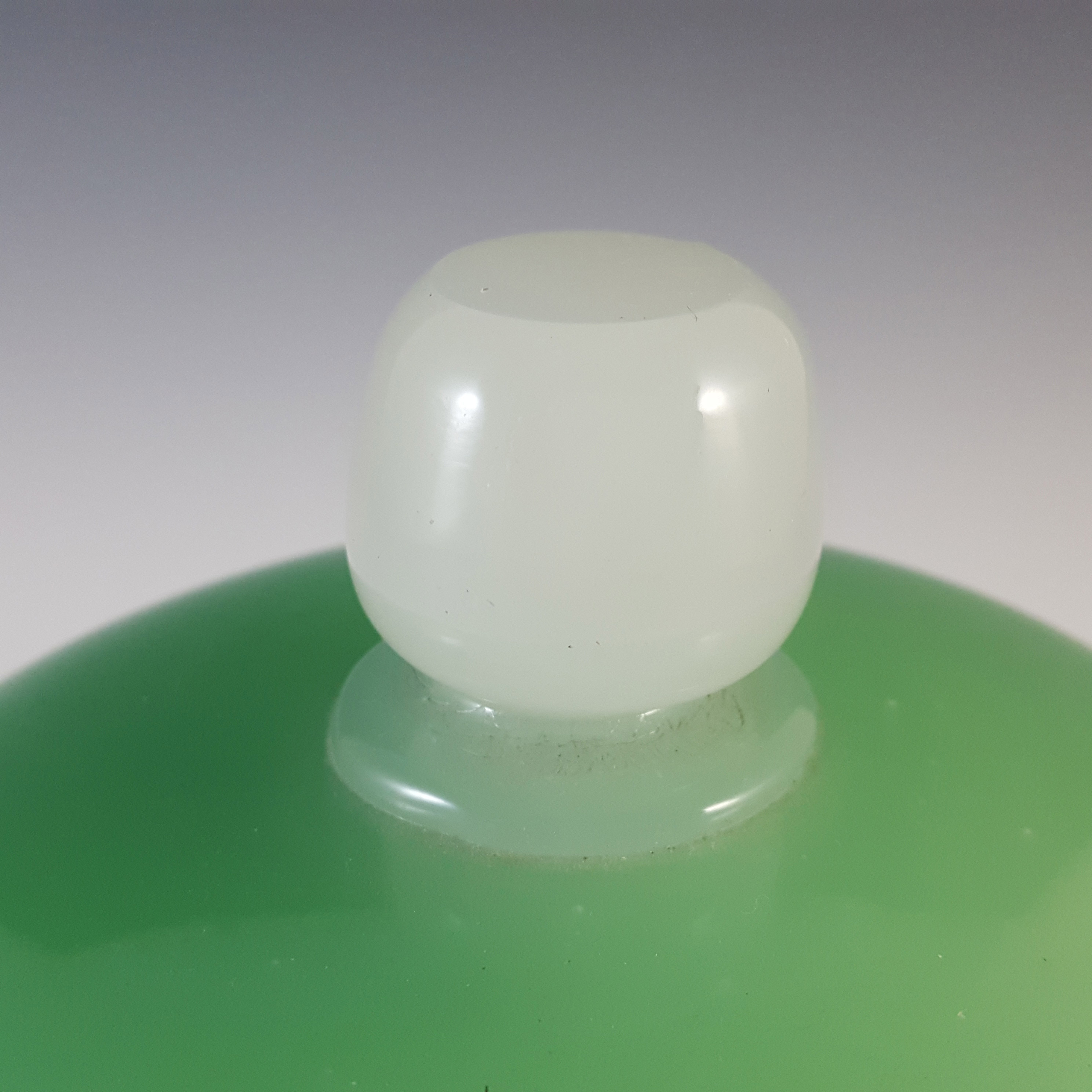 Stevens & Williams Green Alabaster Glass Powder Bowl - Click Image to Close