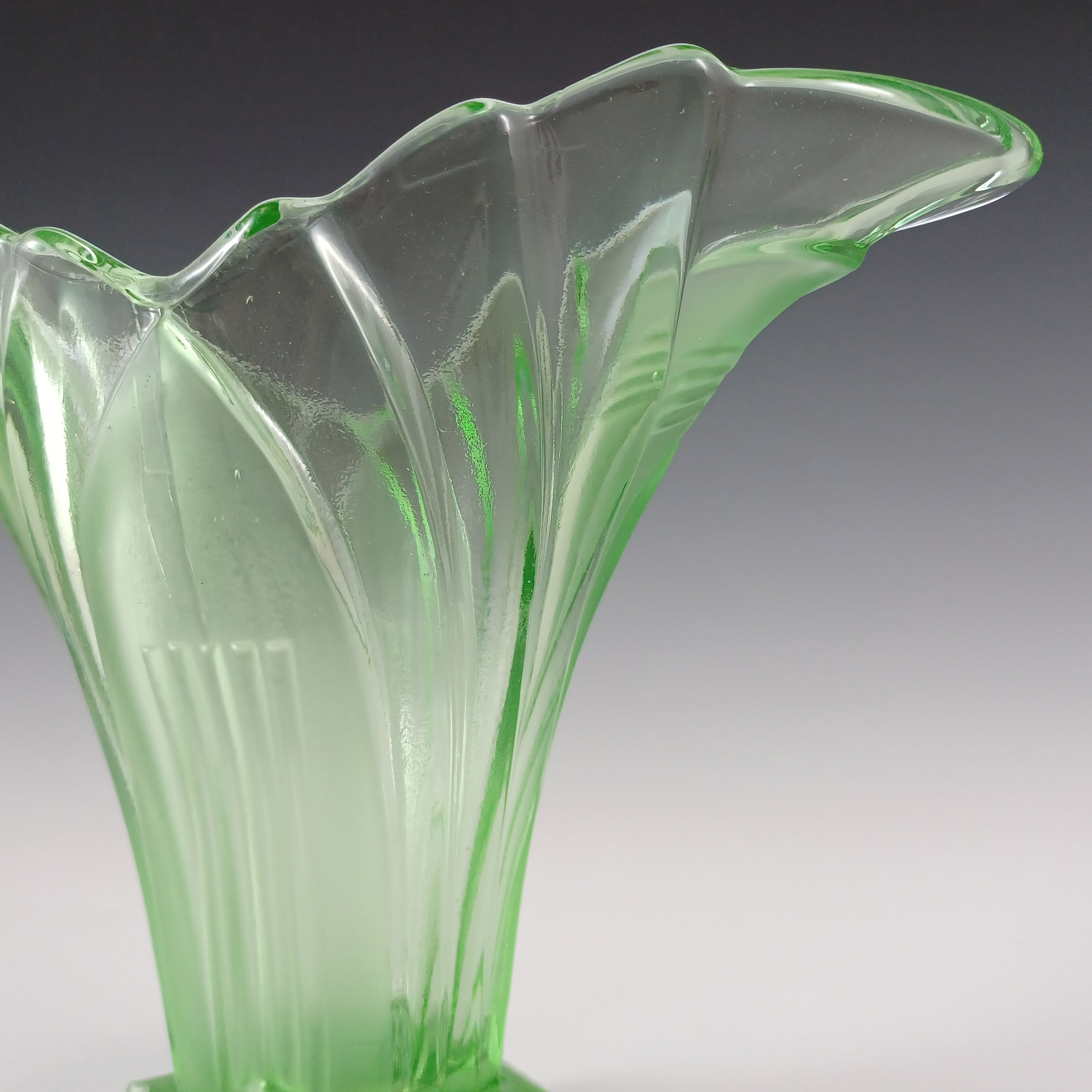Walther & Söhne 6.5" Art Deco Green Glass 'Greta' Vase - Click Image to Close