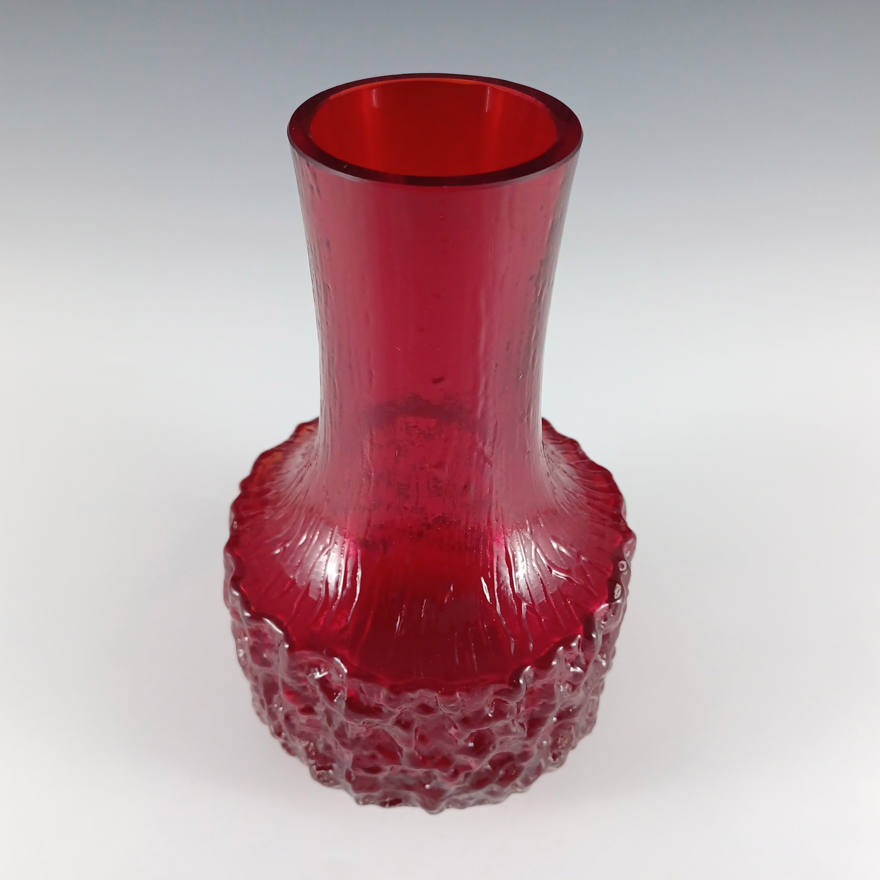Whitefriars #9818 Baxter Ruby Red Glass Textured Mallet Vase - Click Image to Close